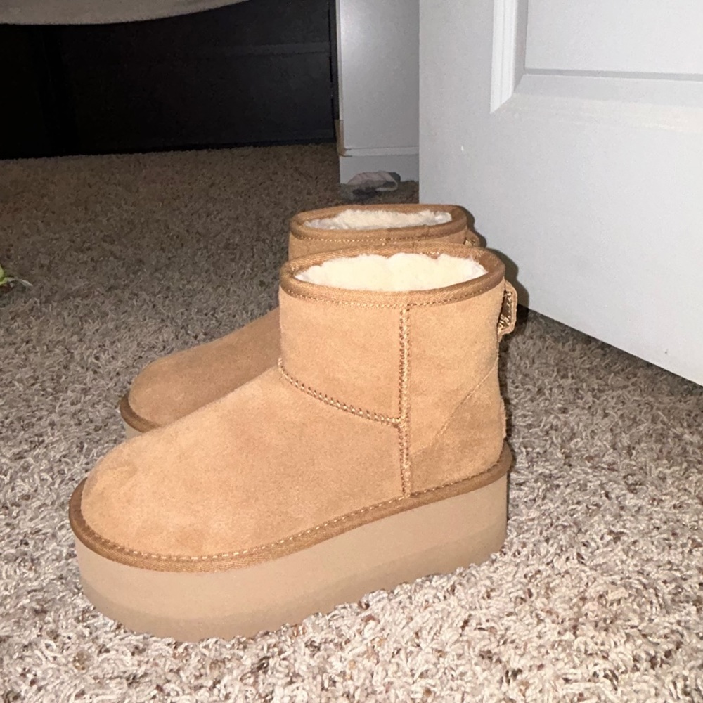 UGG-Classic Mini Platform Chesnut NEVER WORN